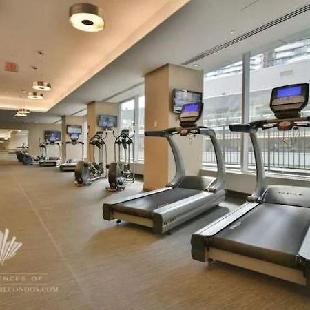 2-Bdrm And 1 Den 3 Bed Condo With 2 Bath - Walking Distance To Scotiabank Arena, Cn Tower, Union Station, Ripleys With Free Parking トロント エクステリア 写真