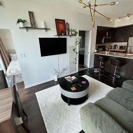 2-Bdrm And 1 Den 3 Bed Condo With 2 Bath - Walking Distance To Scotiabank Arena, Cn Tower, Union Station, Ripleys With Free Parking トロント エクステリア 写真