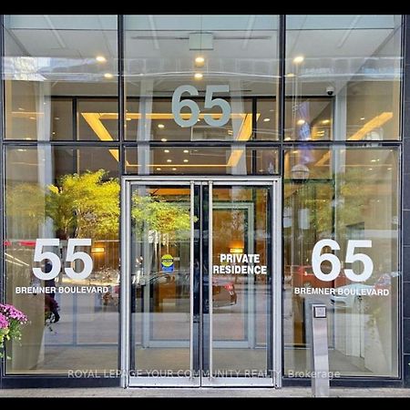 2-Bdrm And 1 Den 3 Bed Condo With 2 Bath - Walking Distance To Scotiabank Arena, Cn Tower, Union Station, Ripleys With Free Parking トロント エクステリア 写真