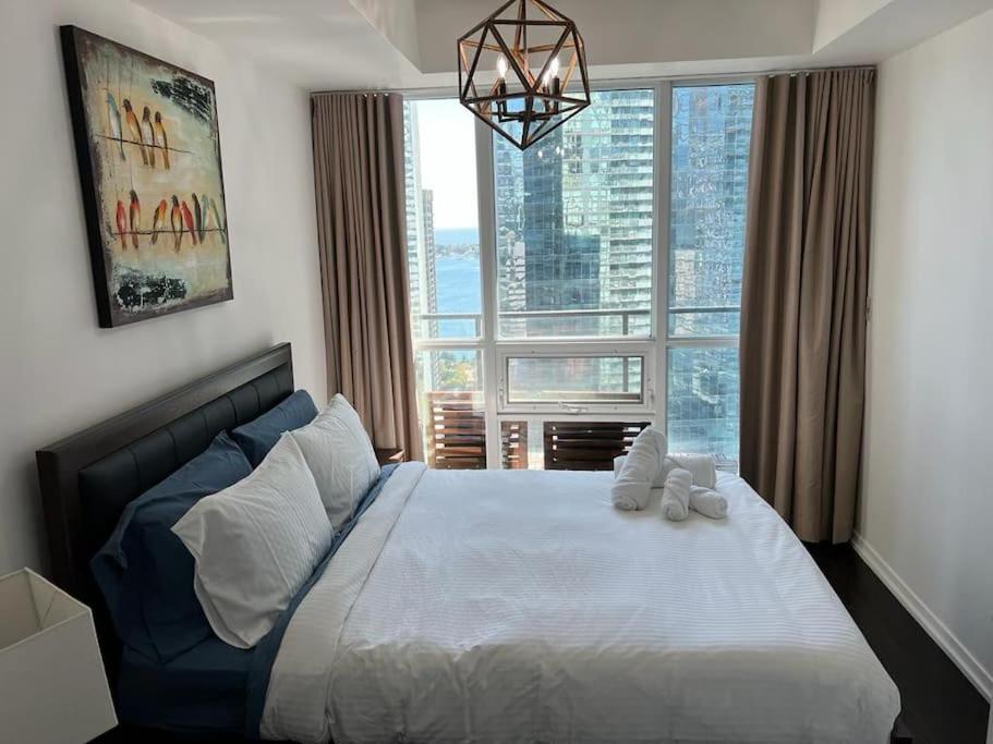 2-Bdrm And 1 Den 3 Bed Condo With 2 Bath - Walking Distance To Scotiabank Arena, Cn Tower, Union Station, Ripleys With Free Parking トロント エクステリア 写真