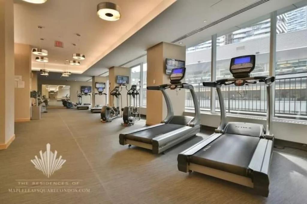 2-Bdrm And 1 Den 3 Bed Condo With 2 Bath - Walking Distance To Scotiabank Arena, Cn Tower, Union Station, Ripleys With Free Parking トロント エクステリア 写真