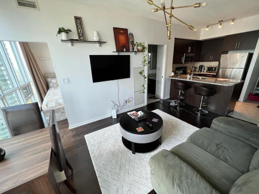 2-Bdrm And 1 Den 3 Bed Condo With 2 Bath - Walking Distance To Scotiabank Arena, Cn Tower, Union Station, Ripleys With Free Parking トロント エクステリア 写真