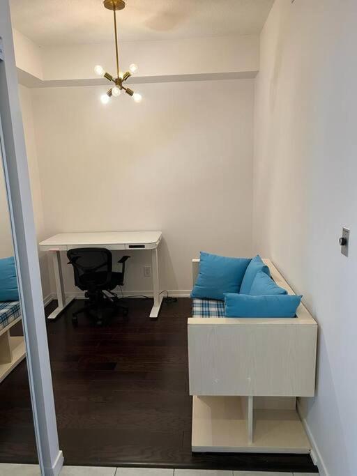 2-Bdrm And 1 Den 3 Bed Condo With 2 Bath - Walking Distance To Scotiabank Arena, Cn Tower, Union Station, Ripleys With Free Parking トロント エクステリア 写真