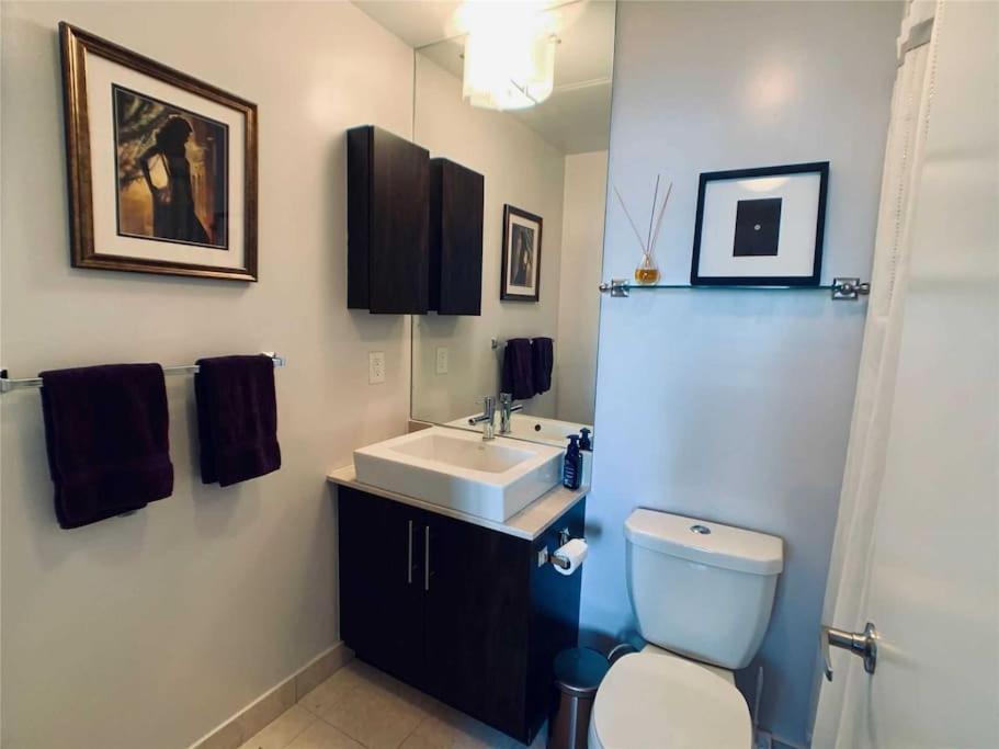 2-Bdrm And 1 Den 3 Bed Condo With 2 Bath - Walking Distance To Scotiabank Arena, Cn Tower, Union Station, Ripleys With Free Parking トロント エクステリア 写真