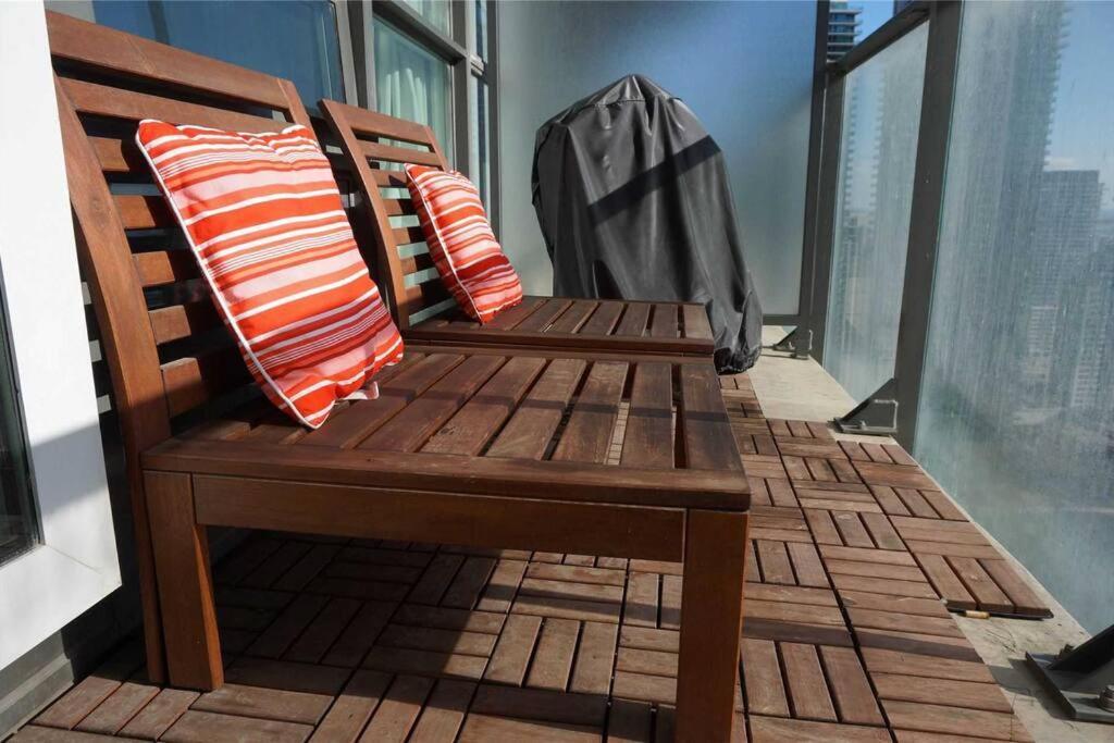 2-Bdrm And 1 Den 3 Bed Condo With 2 Bath - Walking Distance To Scotiabank Arena, Cn Tower, Union Station, Ripleys With Free Parking トロント エクステリア 写真
