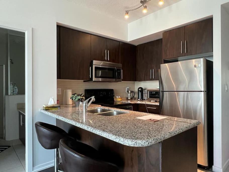 2-Bdrm And 1 Den 3 Bed Condo With 2 Bath - Walking Distance To Scotiabank Arena, Cn Tower, Union Station, Ripleys With Free Parking トロント エクステリア 写真