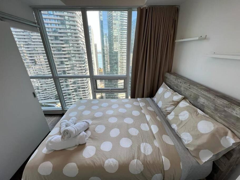 2-Bdrm And 1 Den 3 Bed Condo With 2 Bath - Walking Distance To Scotiabank Arena, Cn Tower, Union Station, Ripleys With Free Parking トロント エクステリア 写真