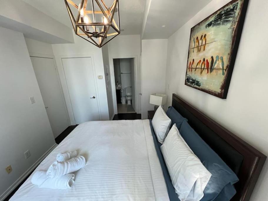 2-Bdrm And 1 Den 3 Bed Condo With 2 Bath - Walking Distance To Scotiabank Arena, Cn Tower, Union Station, Ripleys With Free Parking トロント エクステリア 写真