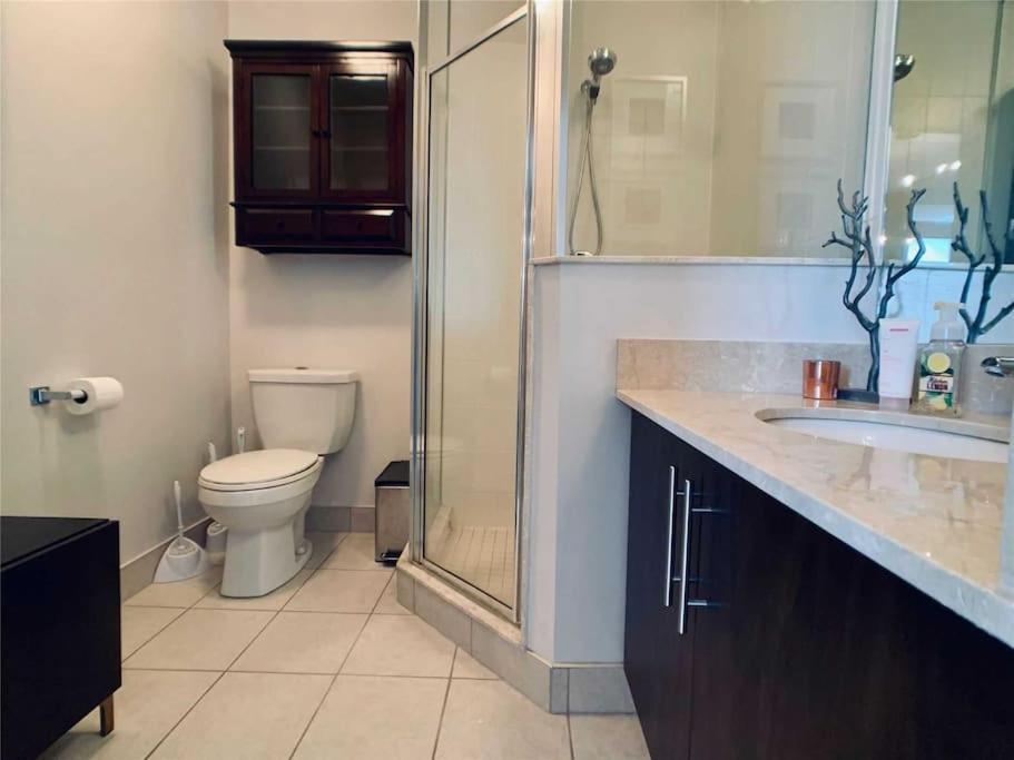 2-Bdrm And 1 Den 3 Bed Condo With 2 Bath - Walking Distance To Scotiabank Arena, Cn Tower, Union Station, Ripleys With Free Parking トロント エクステリア 写真