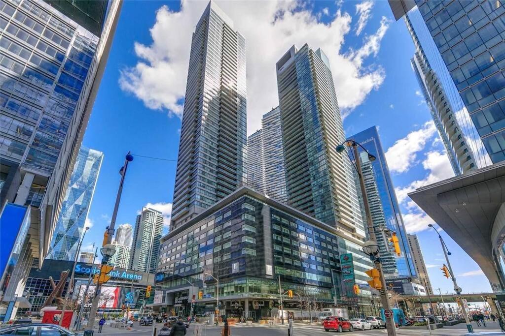 2-Bdrm And 1 Den 3 Bed Condo With 2 Bath - Walking Distance To Scotiabank Arena, Cn Tower, Union Station, Ripleys With Free Parking トロント エクステリア 写真